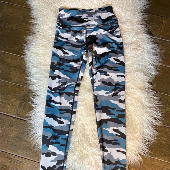 Pants - NWT Mid-Waist Camouflage Leggings (Small)